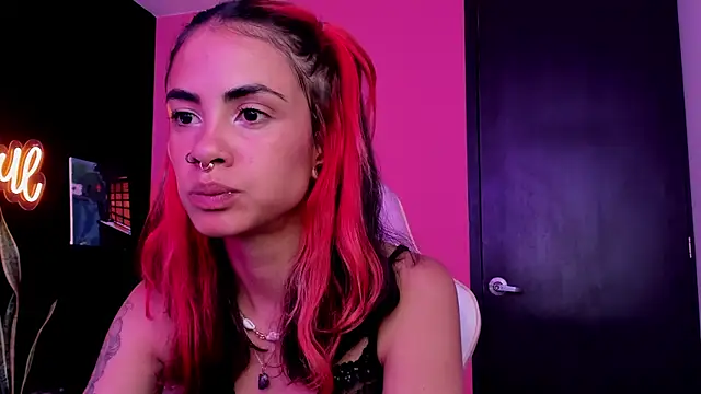 Snapshot of Juanadearco5 chatting on September 17, 2025, 1:57 pm Juanadearco5 online show from September 17, 2025, 1:57 pm