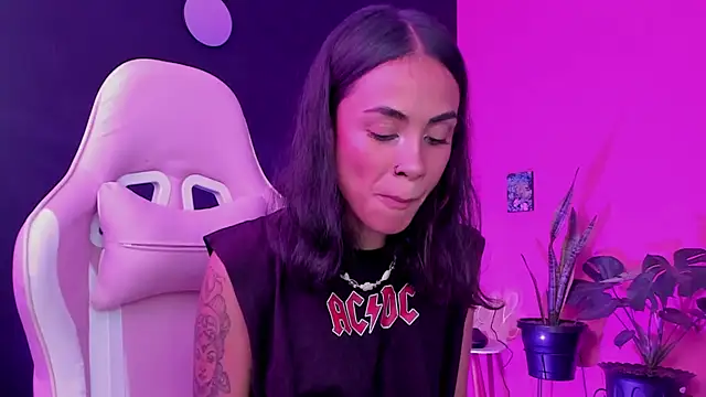 Snapshot of Juanadearco5 chatting on February 13, 2025, 12:43 pm Juanadearco5 online show from February 13, 2025, 12:43 pm