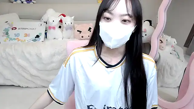 Snapshot of momo_room chatting on October 24, 2025, 10:47 am momo room online show from October 24, 2025, 10:47 am