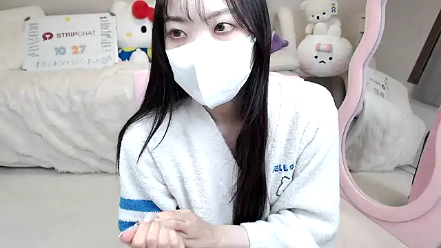 Snapshot of momo_room chatting on October 27, 2025, 12:06 pm momo room online show from October 27, 2025, 12:06 pm