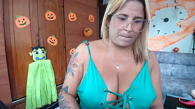 Snapshot of Majo_Soussa chatting on October 20, 2025, 12:49 pm Majo Soussa online show from October 20, 2025, 12:49 pm