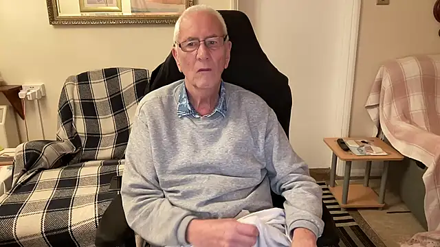 Snapshot of cutaboverest chatting on November 18, 2025, 6:00 pm cutaboverest online show from November 18, 2025, 6:00 pm