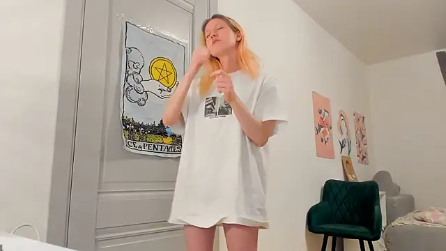 Snapshot of Silly__Milly chatting on December 6, 2024, 2:11 pm Silly  Milly online show from December 6, 2024, 2:11 pm