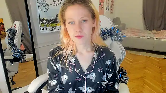 Snapshot of Silly__Milly chatting on December 18, 2024, 5:10 pm Silly  Milly online show from December 18, 2024, 5:10 pm