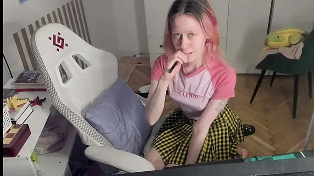 Snapshot of Silly__Milly chatting on June 2, 2026, 1:38 am Silly Milly online show from June 2, 2026, 1:38 am