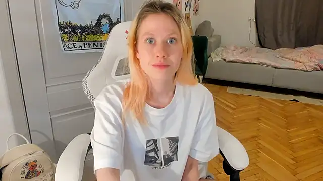 Snapshot of Silly__Milly chatting on December 5, 2024, 8:28 pm Silly  Milly online show from December 5, 2024, 8:28 pm