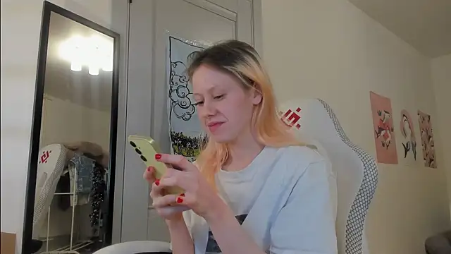 Snapshot of Silly__Milly chatting on January 4, 2025, 5:37 pm Silly  Milly online show from January 4, 2025, 5:37 pm