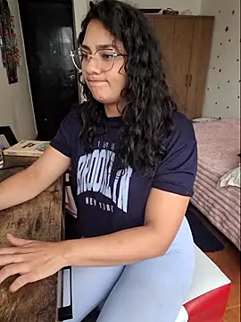 Thaliacooper  online show from November 24, 2025, 5:46 pm