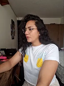 Thaliacooper  online show from November 13, 2025, 6:23 pm