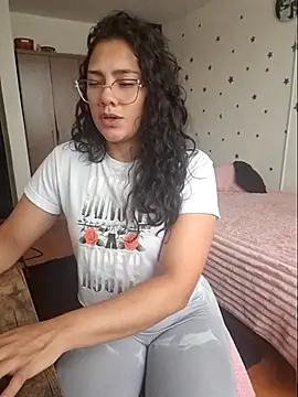 Thaliacooper  online show from February 13, 2026, 5:02 pm