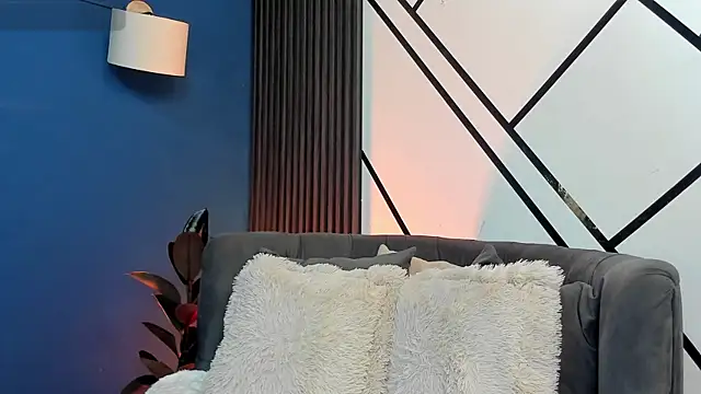 Megan Do Santos online show from October 17, 2025, 8:43 pm