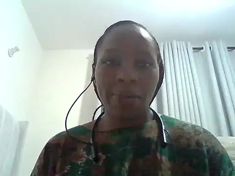 Snapshot of Queen_loveer chatting on May 6, 2026, 7:18 pm Queen loveer online show from May 6, 2026, 7:18 pm