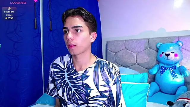 OwenBluee online show from February 3, 2025, 4:57 am