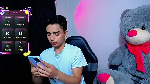 OwenBluee online show from April 19, 2026, 2:12 am