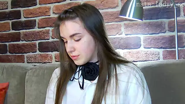 Sofia Hugs online show from November 13, 2025, 9:19 pm