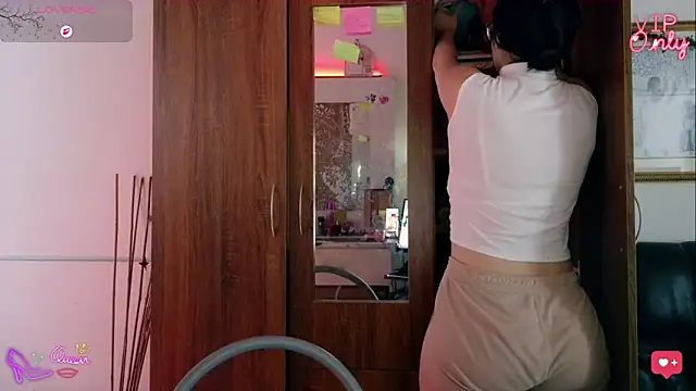 Snapshot of LauGrayJ chatting on March 2, 2026, 7:54 pm LauGrayJ online show from March 2, 2026, 7:54 pm