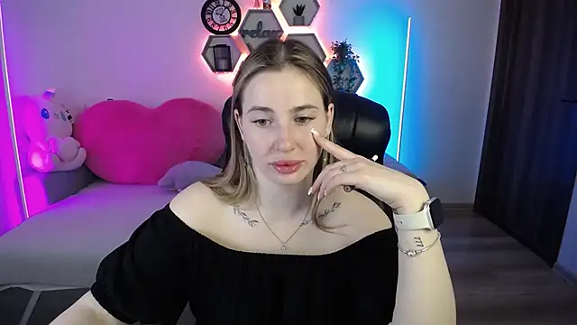 Snapshot of SabrinViolet chatting on June 20, 2026, 8:08 am SabrinViolet online show from June 20, 2026, 8:08 am