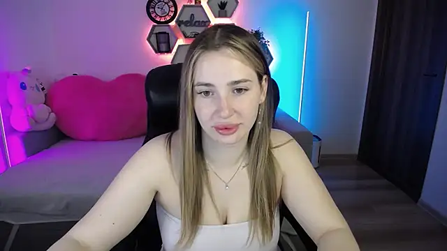 Snapshot of SabrinViolet chatting on June 19, 2026, 8:09 am SabrinViolet online show from June 19, 2026, 8:09 am