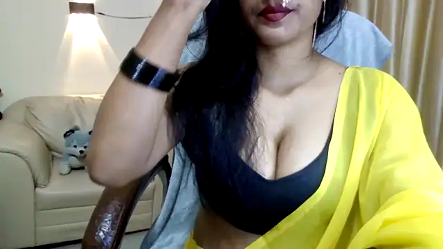 Queenhimanshi online show from April 13, 2026, 5:17 pm