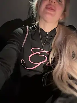 Holly-Glamour online show from March 8, 2026, 10:35 pm