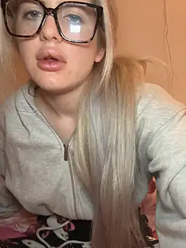 Snapshot of Holly-Glamour chatting on February 7, 2026, 4:15 pm Holly-Glamour online show from February 7, 2026, 4:15 pm