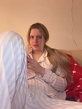 Snapshot of Holly-Glamour chatting on February 14, 2026, 1:50 am Holly-Glamour online show from February 14, 2026, 1:50 am