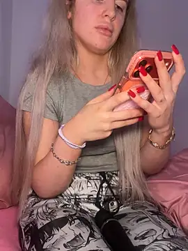 Snapshot of Holly-Glamour chatting on December 22, 2025, 1:28 am Holly-Glamour online show from December 22, 2025, 1:28 am