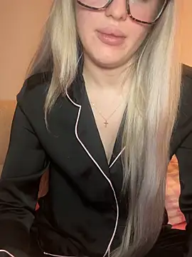 Snapshot of Holly-Glamour chatting on February 12, 2026, 1:27 am Holly-Glamour online show from February 12, 2026, 1:27 am