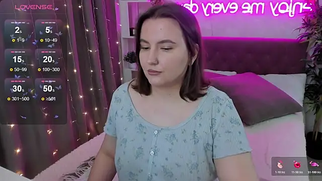 Snapshot of FeralPeach chatting on November 9, 2025, 4:38 am FeralPeach online show from November 9, 2025, 4:38 am