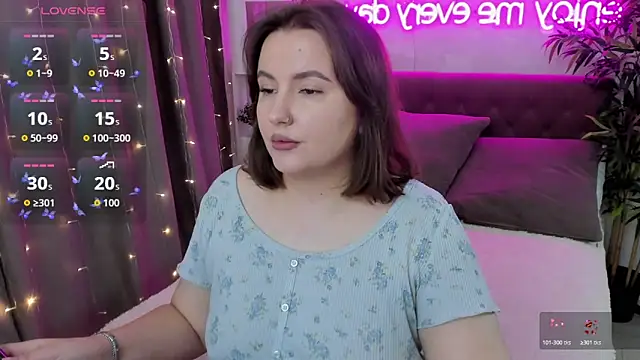 Snapshot of FeralPeach chatting on October 18, 2025, 4:47 am FeralPeach online show from October 18, 2025, 4:47 am