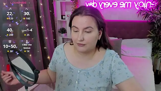 Snapshot of FeralPeach chatting on October 19, 2025, 4:26 am FeralPeach online show from October 19, 2025, 4:26 am