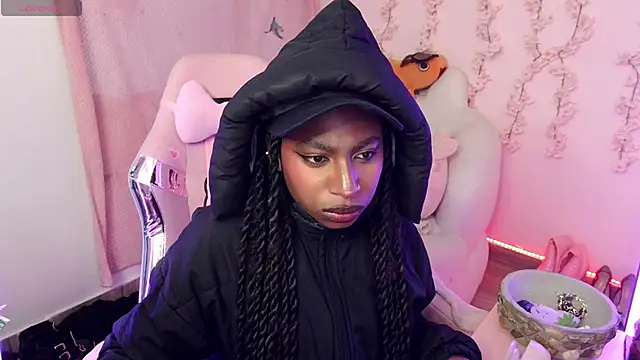 Snapshot of Queen_perla_ chatting on December 17, 2025, 11:10 pm Queen perla online show from December 17, 2025, 11:10 pm