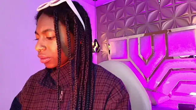 Queen perla  online show from March 14, 2026, 12:11 pm