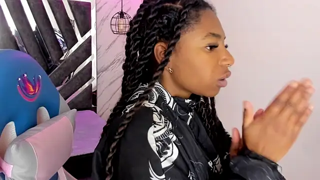 Snapshot of Queen_perla_ chatting on October 25, 2025, 12:17 pm Queen perla online show from October 25, 2025, 12:17 pm