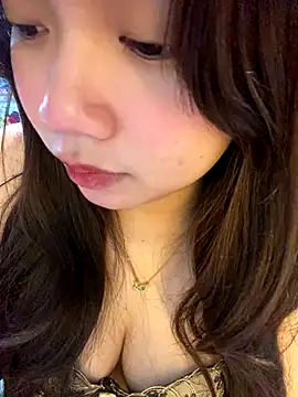 Snapshot of Hotellinh12 chatting on November 1, 2025, 6:30 am Hotellinh12 online show from November 1, 2025, 6:30 am