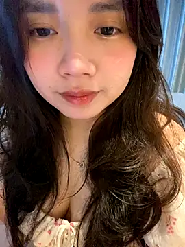 Snapshot of Hotellinh12 chatting on November 14, 2025, 1:37 pm Hotellinh12 online show from November 14, 2025, 1:37 pm