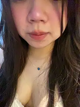 Snapshot of Hotellinh12 chatting on February 4, 2026, 12:44 pm Hotellinh12 online show from February 4, 2026, 12:44 pm