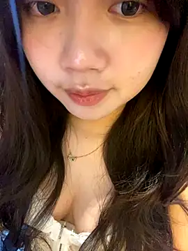 Snapshot of Hotellinh12 chatting on October 6, 2025, 4:52 pm Hotellinh12 online show from October 6, 2025, 4:52 pm