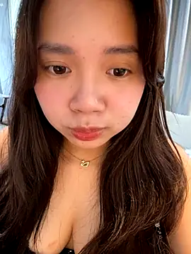 Snapshot of Hotellinh12 chatting on October 17, 2025, 8:06 am Hotellinh12 online show from October 17, 2025, 8:06 am