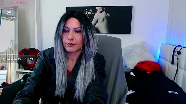 Snapshot of EvelynQueenn chatting on February 17, 2025, 3:25 am EvelynQueenn online show from February 17, 2025, 3:25 am