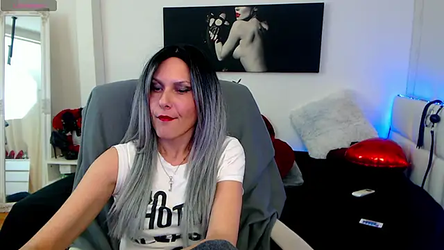Snapshot of EvelynQueenn chatting on February 20, 2025, 1:19 pm EvelynQueenn online show from February 20, 2025, 1:19 pm