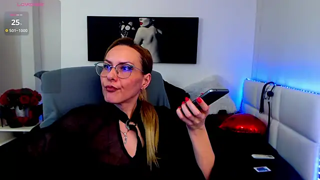 Snapshot of EvelynQueenn chatting on February 28, 2025, 9:36 am EvelynQueenn online show from February 28, 2025, 9:36 am
