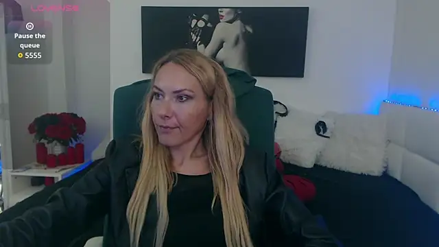 Snapshot of EvelynQueenn chatting on October 2, 2025, 9:23 am EvelynQueenn online show from October 2, 2025, 9:23 am