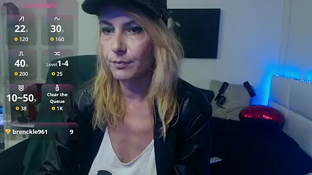 Snapshot of EvelynQueenn chatting on September 28, 2025, 8:05 pm EvelynQueenn online show from September 28, 2025, 8:05 pm