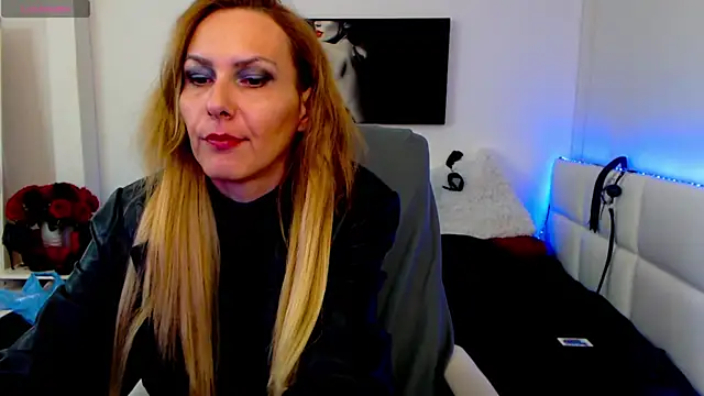 Snapshot of EvelynQueenn chatting on February 13, 2025, 10:34 am EvelynQueenn online show from February 13, 2025, 10:34 am
