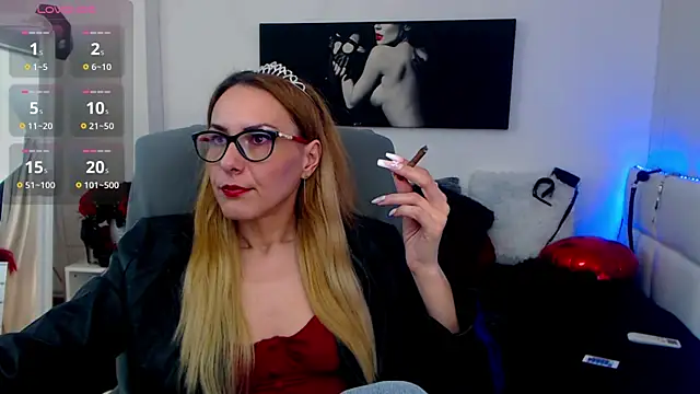 Snapshot of EvelynQueenn chatting on March 22, 2025, 9:34 am EvelynQueenn online show from March 22, 2025, 9:34 am