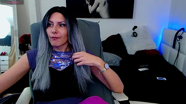 Snapshot of EvelynQueenn chatting on February 12, 2025, 11:18 am EvelynQueenn online show from February 12, 2025, 11:18 am