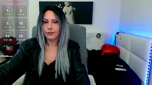 Snapshot of EvelynQueenn chatting on March 18, 2025, 5:23 am EvelynQueenn online show from March 18, 2025, 5:23 am