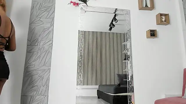 agatadelphine online show from September 30, 2025, 1:17 pm