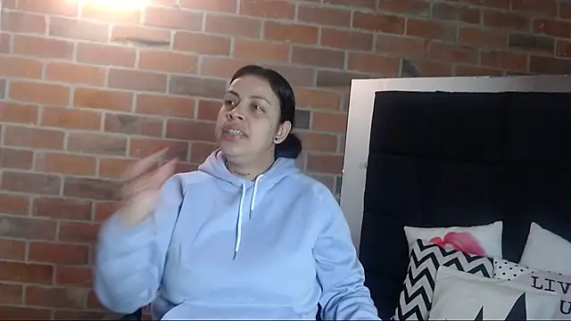 salome  hills1 online show from January 14, 2025, 2:32 pm